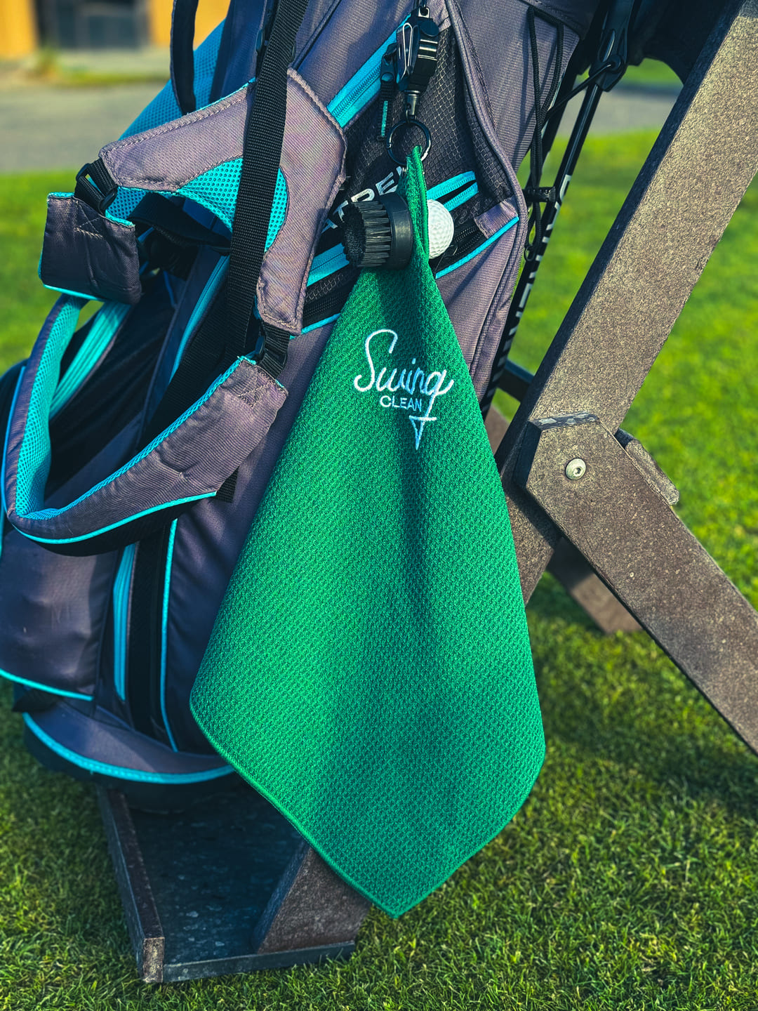 duo pro on a golf bag with its own retractable attachment